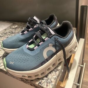 Cloud monster size 6 women - like new